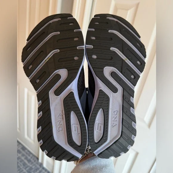 Brooks Athletic Shoes Women’s Running
Size: 7.5 - Picture 7 of 10